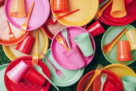 تصویر 3 از ظروف یکبار مصرف گزینه‌ ای راحت برای مهمانی‌ ها و دورهمی‌ های خانوادگی
